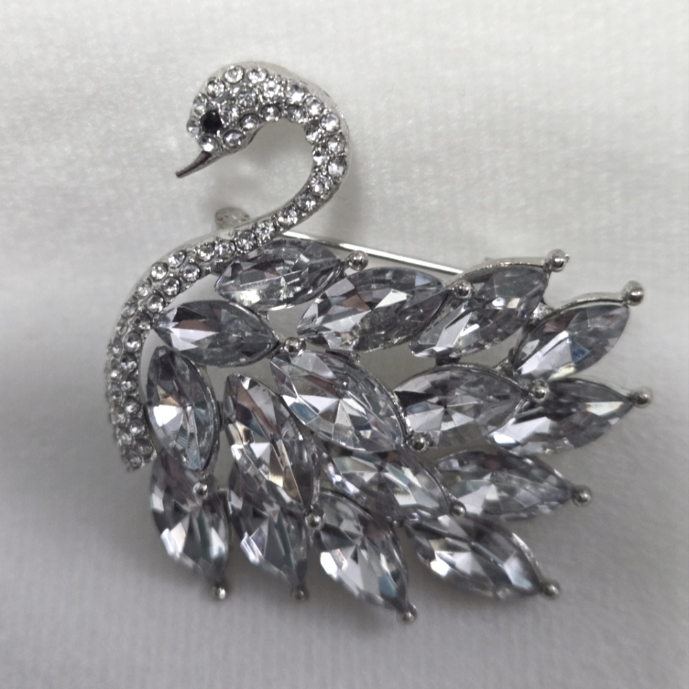 Elegant Silver Swan Brooch